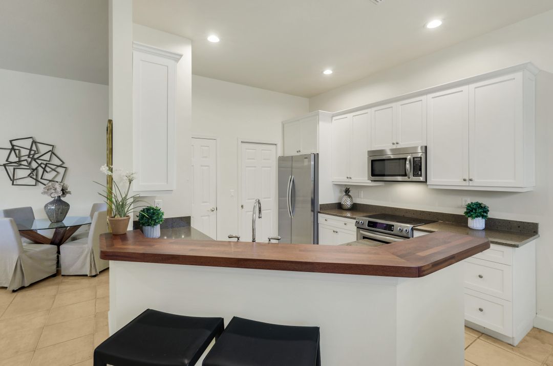 2328 Island Cove Cir, Naples, FL 34109