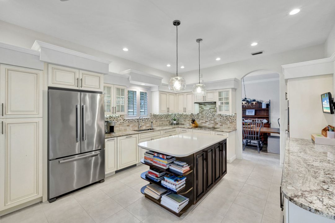 9134 Troon Lakes Dr, Naples, FL 34109