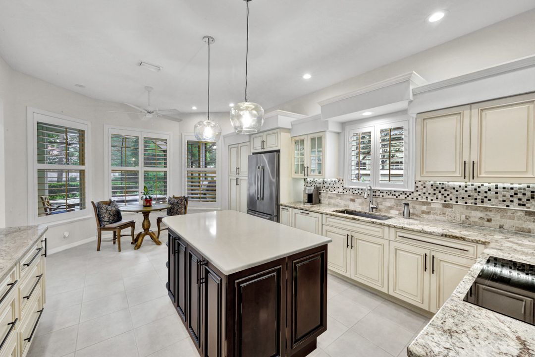 9134 Troon Lakes Dr, Naples, FL 34109