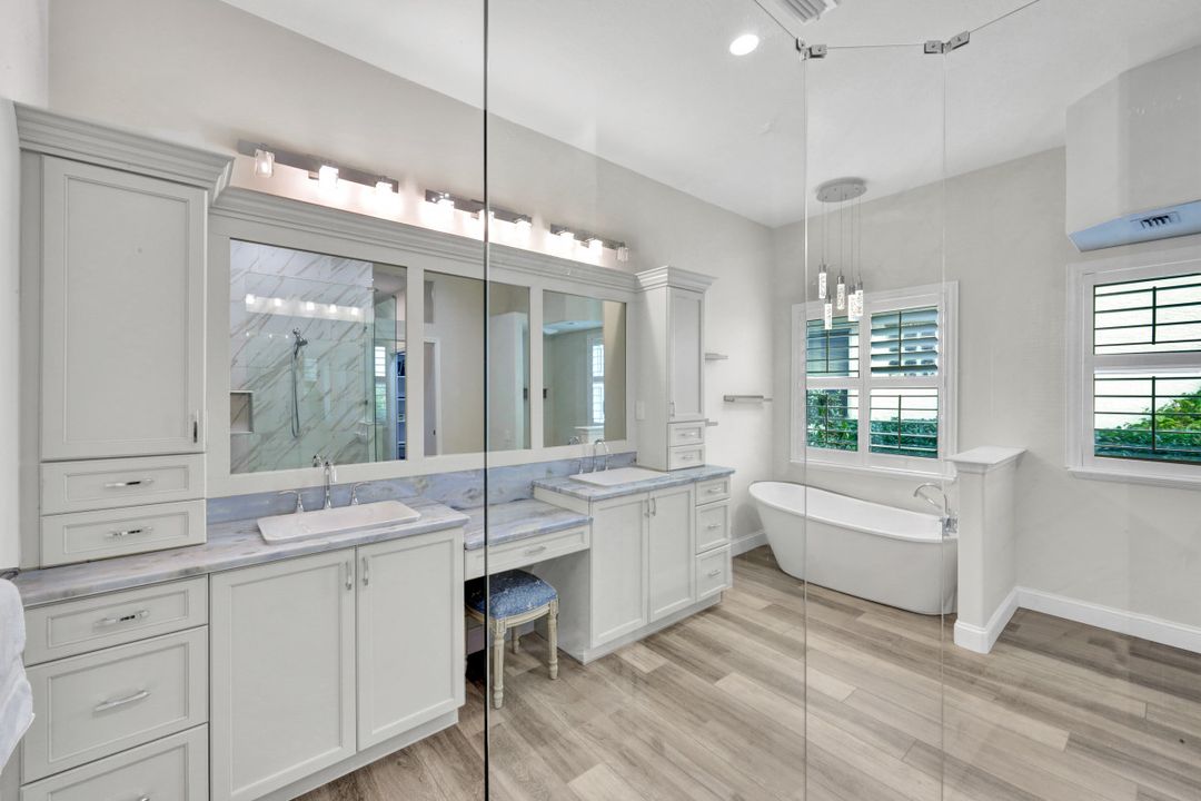 9134 Troon Lakes Dr, Naples, FL 34109