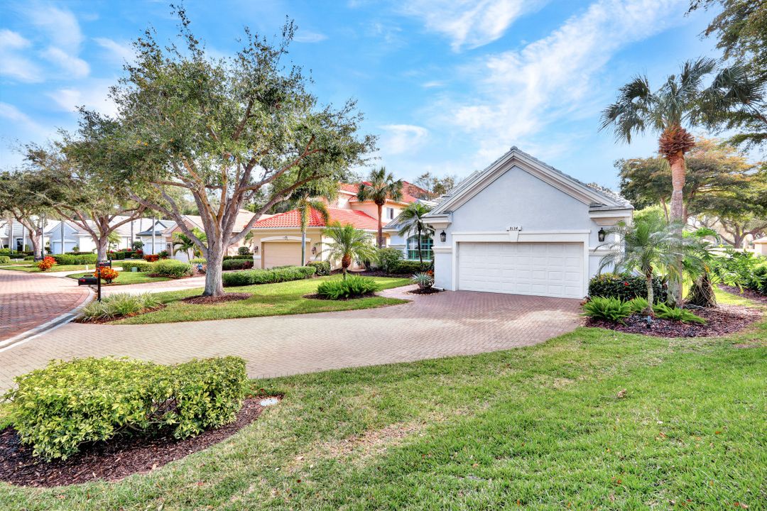 9134 Troon Lakes Dr, Naples, FL 34109