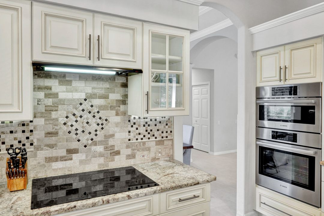 9134 Troon Lakes Dr, Naples, FL 34109