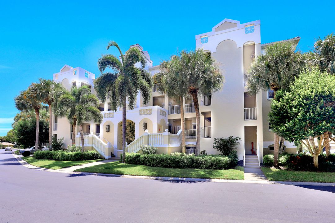 7654 Pebble Creek Cir #5-202, Naples, FL 34108