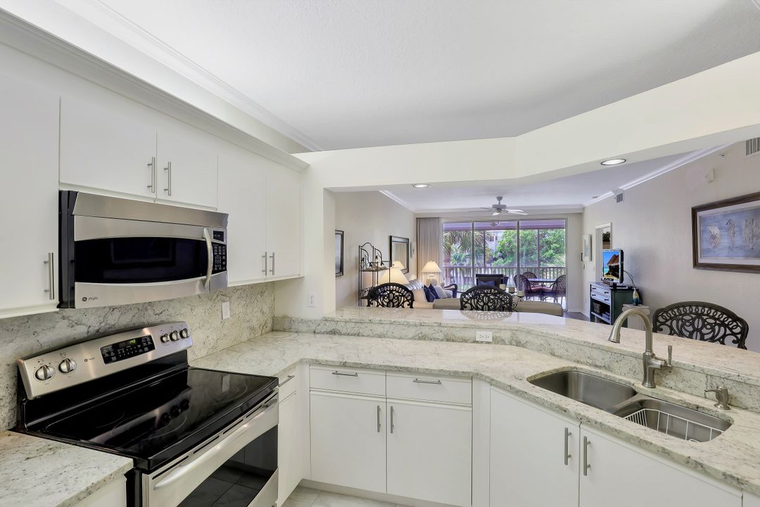 7654 Pebble Creek Cir #5-202, Naples, FL 34108