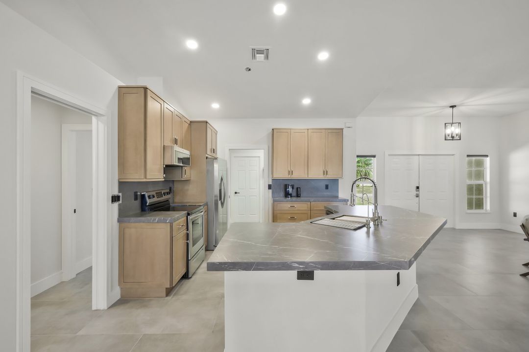 2200 NE 9th Ave, Cape Coral, FL 33909