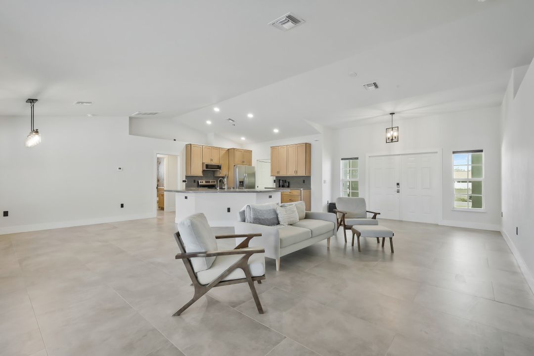 2200 NE 9th Ave, Cape Coral, FL 33909