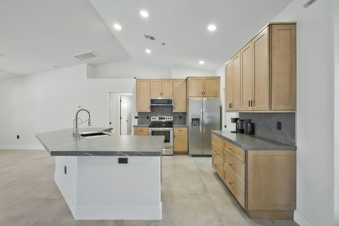 2200 NE 9th Ave, Cape Coral, FL 33909