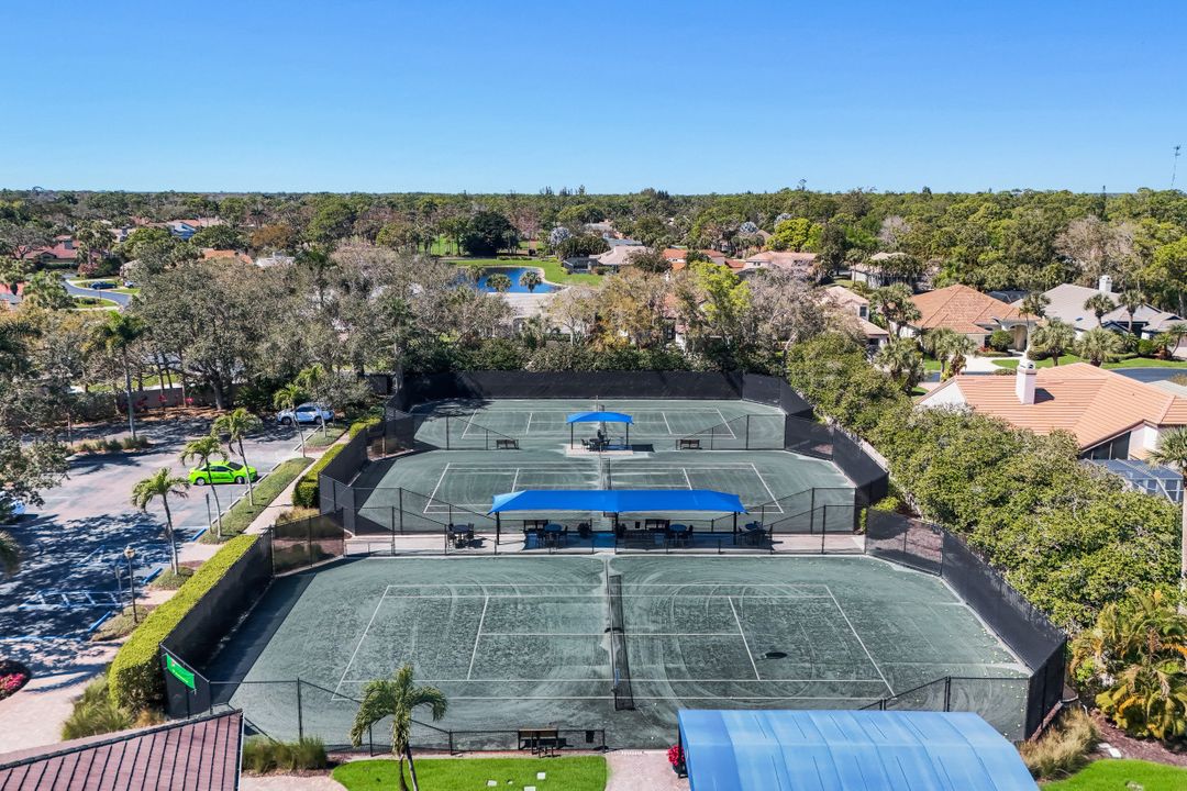 760 Waterford Dr #303, Naples, FL 34113