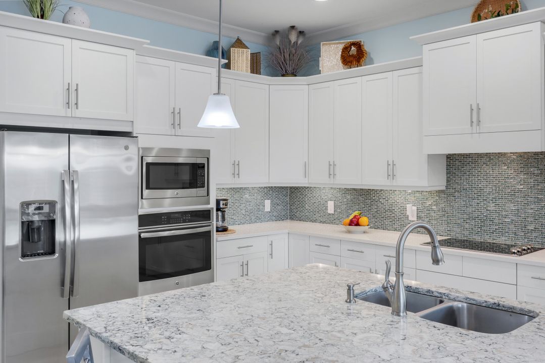 6475 Warwick Ave, Naples, FL 34113