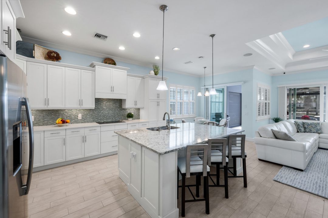 6475 Warwick Ave, Naples, FL 34113