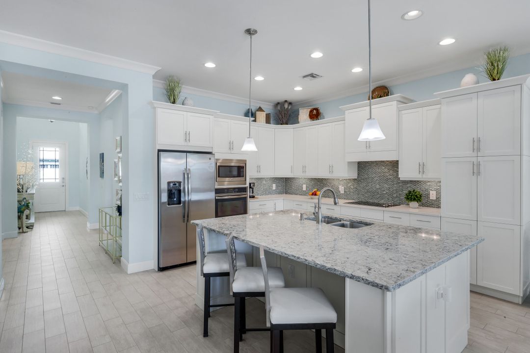 6475 Warwick Ave, Naples, FL 34113