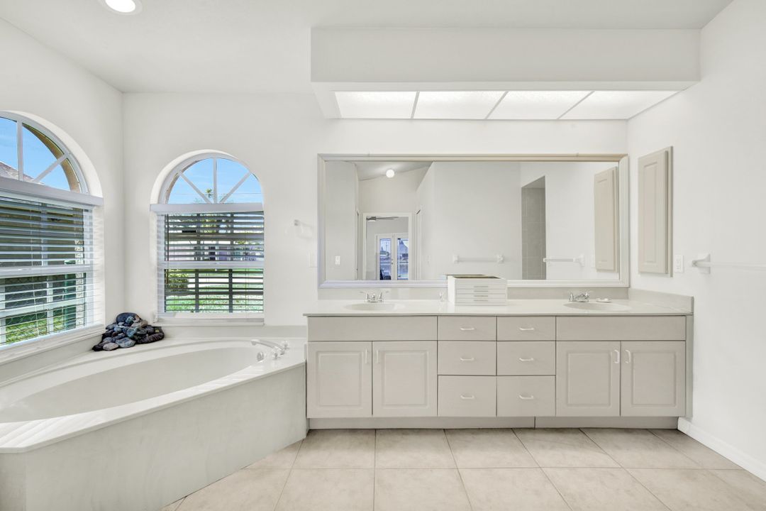 17 SE 15th Ave, Cape Coral, FL 33990