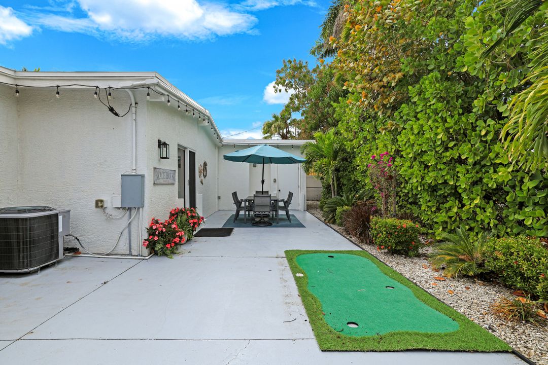 1971 Holiday Ln, Naples, FL 34104