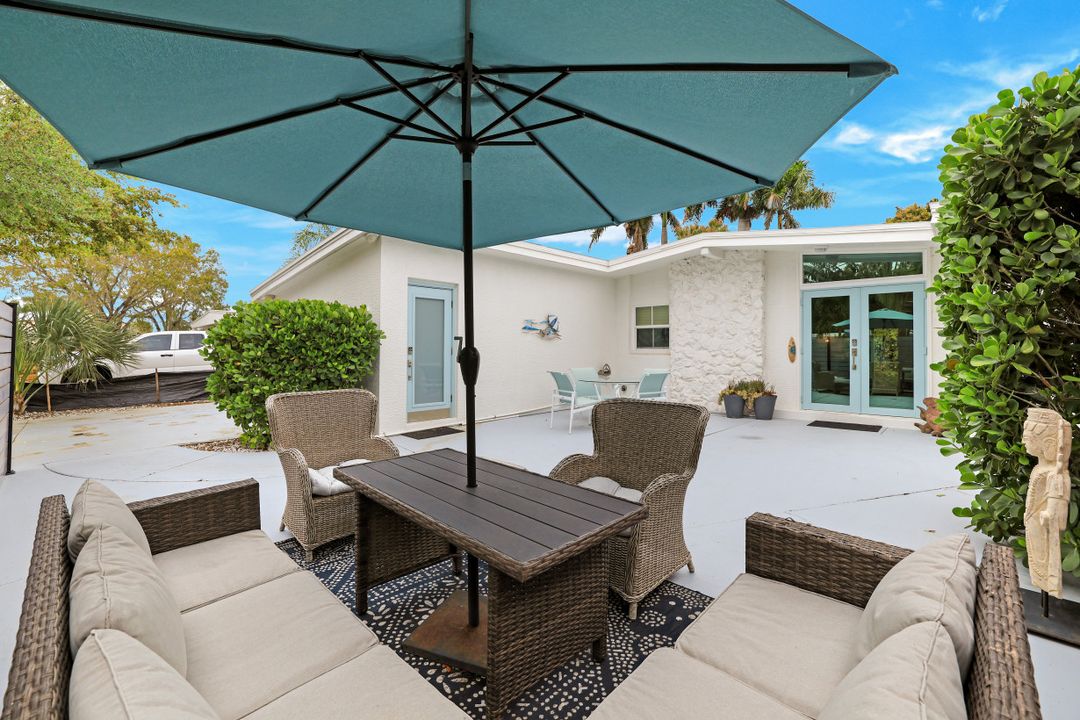 1971 Holiday Ln, Naples, FL 34104