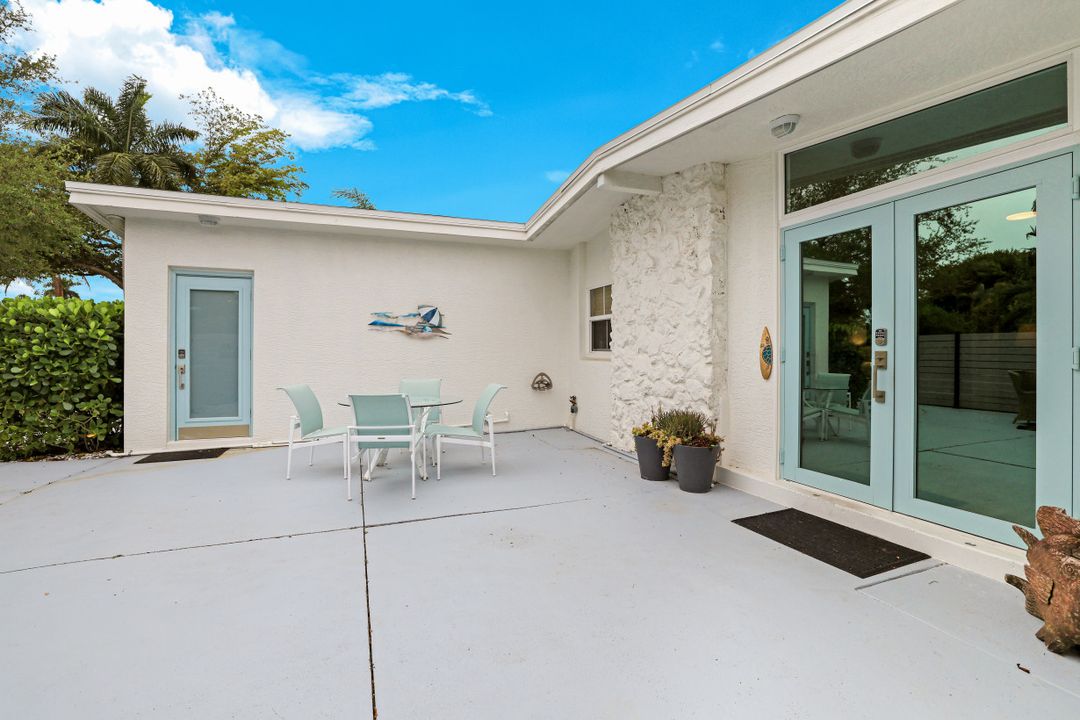 1971 Holiday Ln, Naples, FL 34104