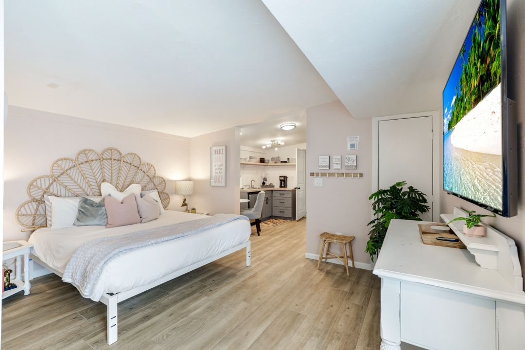 1971 Holiday Ln, Naples, FL 34104