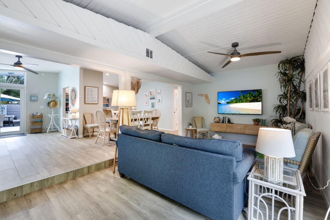 1971 Holiday Ln, Naples, FL 34104