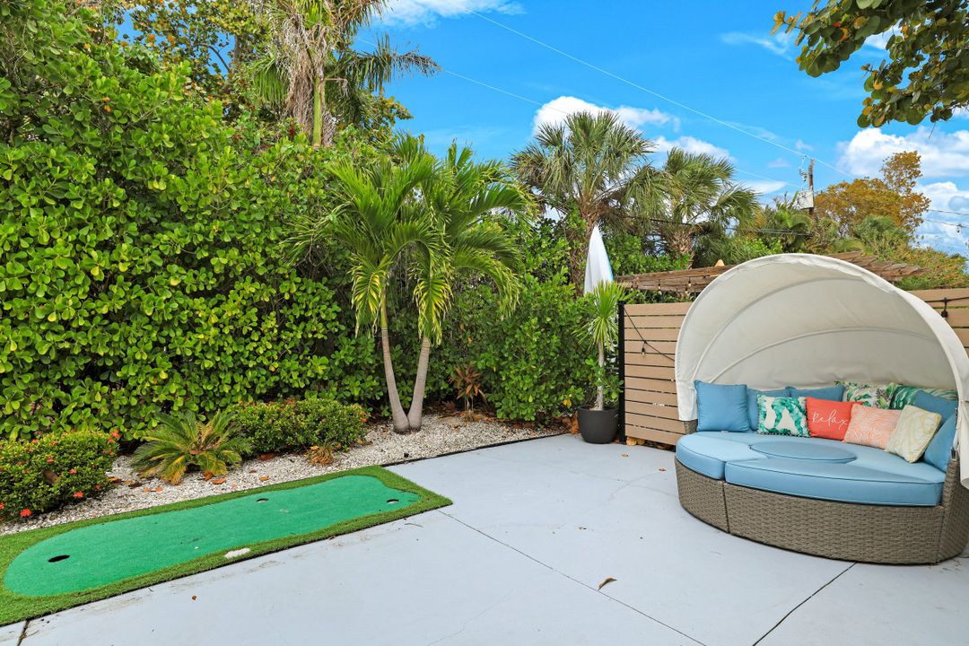 1971 Holiday Ln, Naples, FL 34104