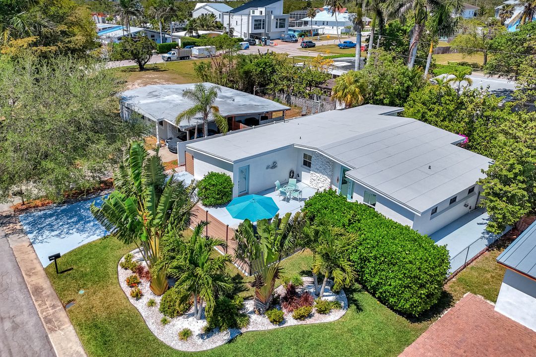 1971 Holiday Ln, Naples, FL 34104