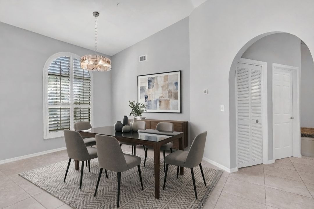 10631 Regent Cir, Naples, FL 34109