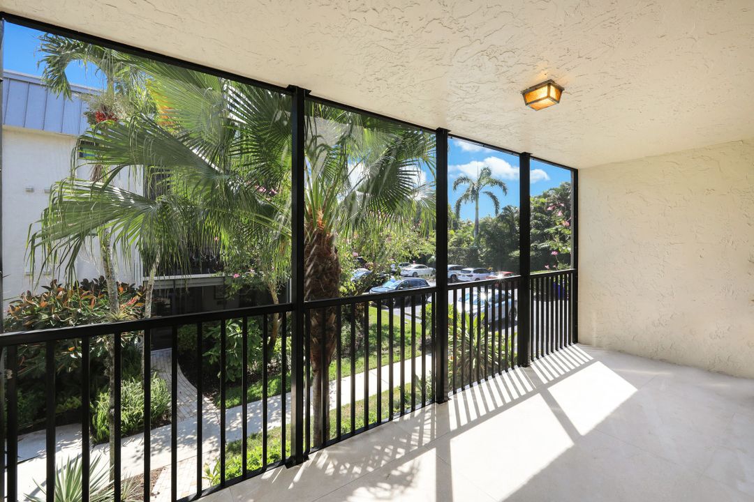 788 Park Shore Dr #E20, Naples, FL 34103
