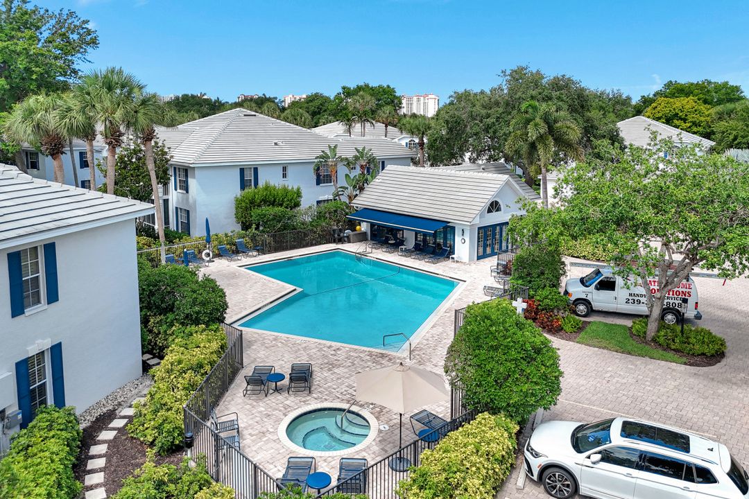 7092 Barrington Cir #102, Naples, FL 34108