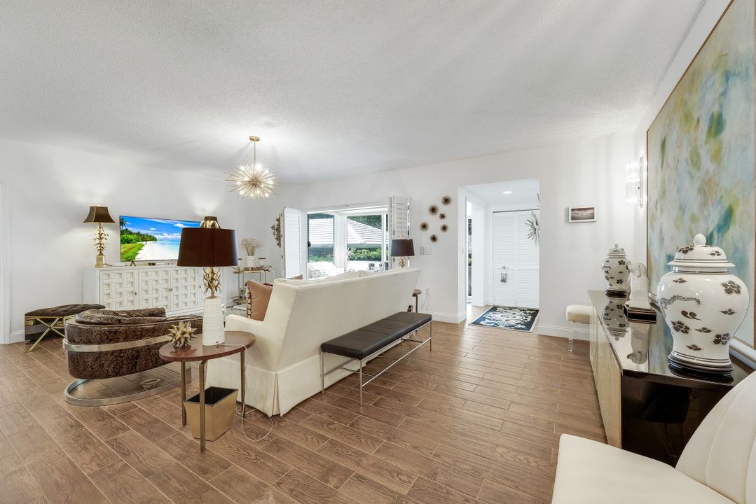 5817 Glencove Dr #402, Naples, FL 34108