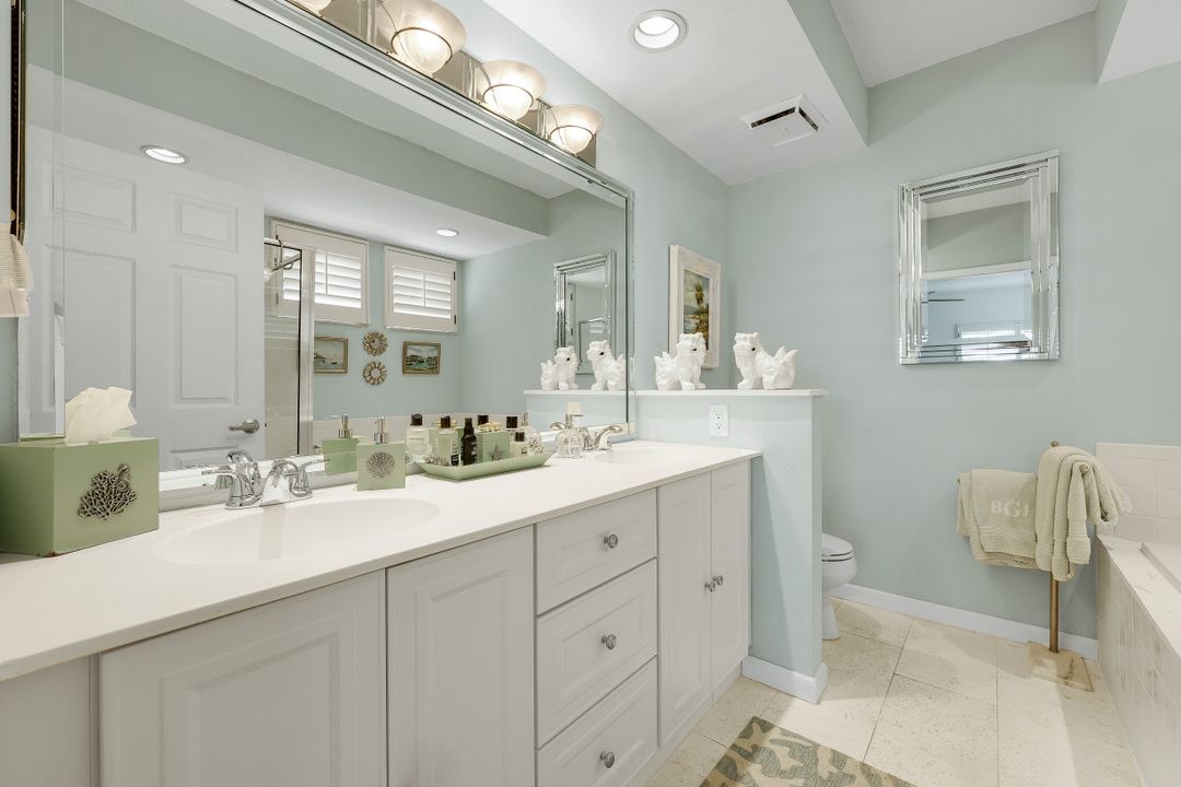 5817 Glencove Dr #402, Naples, FL 34108