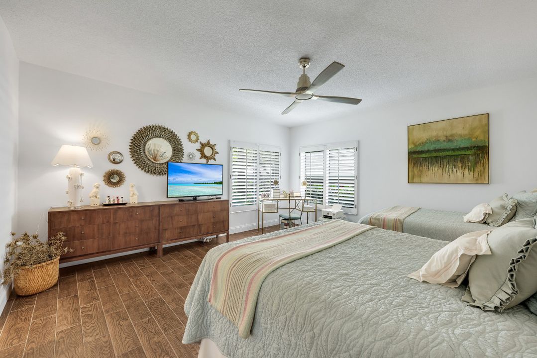 5817 Glencove Dr #402, Naples, FL 34108