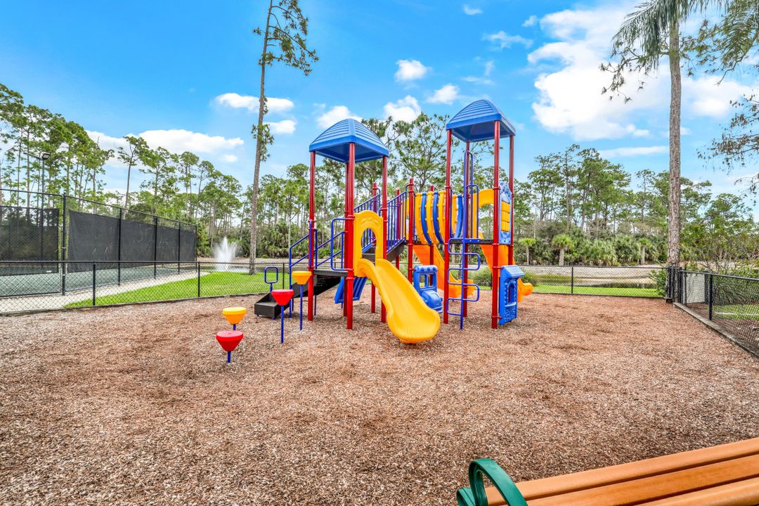 6072 Highwood Park Ln, Naples, FL 34110