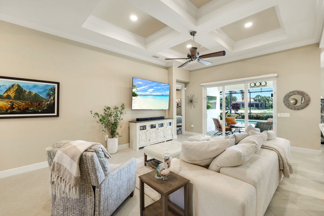 9104 Graphite Cir, Naples, FL 34120