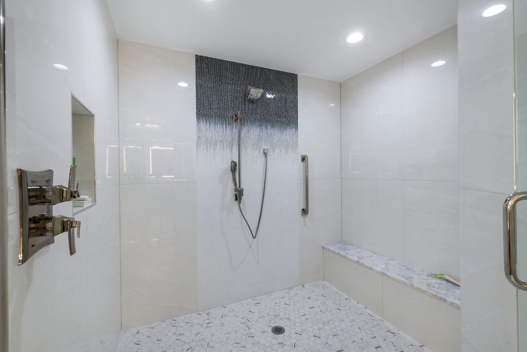 13675 Vanderbilt Dr #605, Naples, FL 34110
