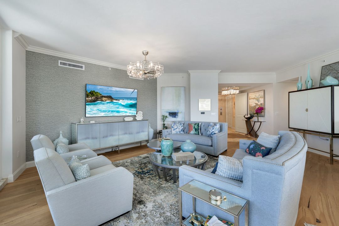 13675 Vanderbilt Dr #605, Naples, FL 34110