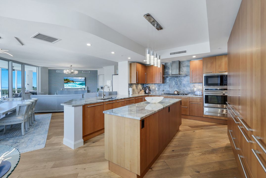 13675 Vanderbilt Dr #605, Naples, FL 34110