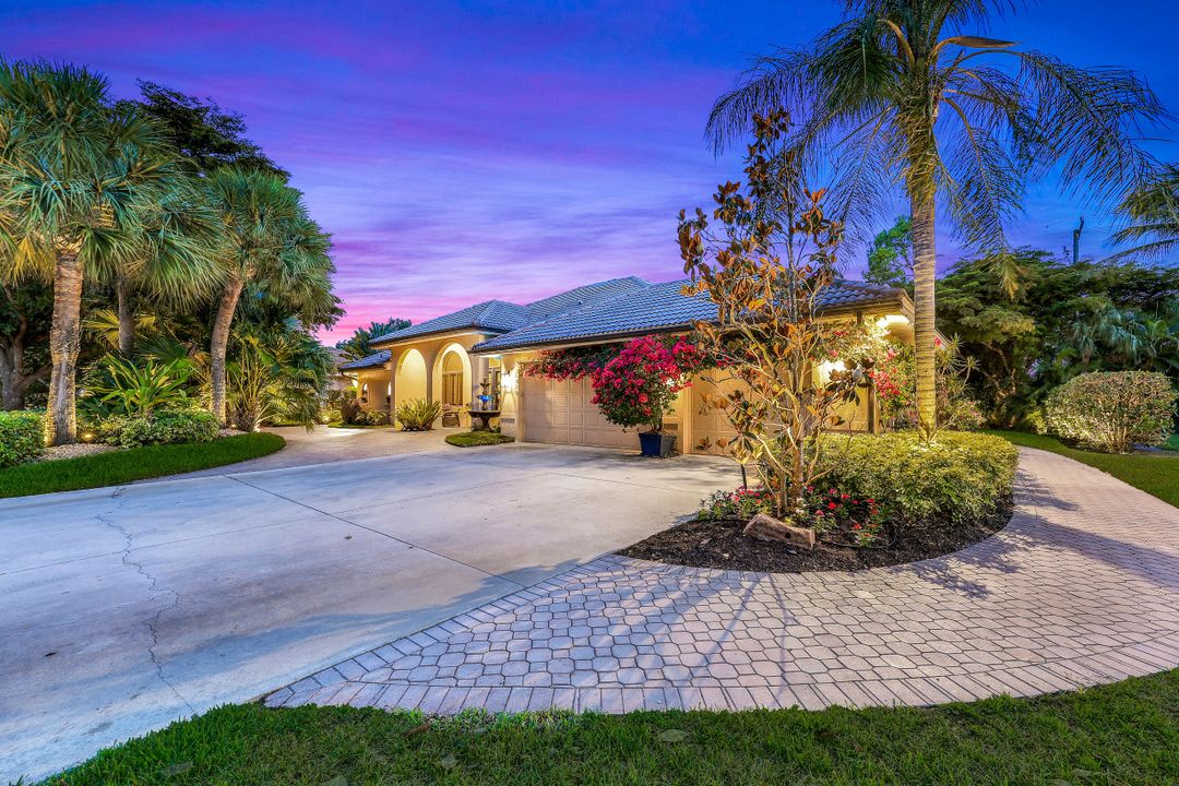 2039 Imperial Cir, Naples, FL 34110