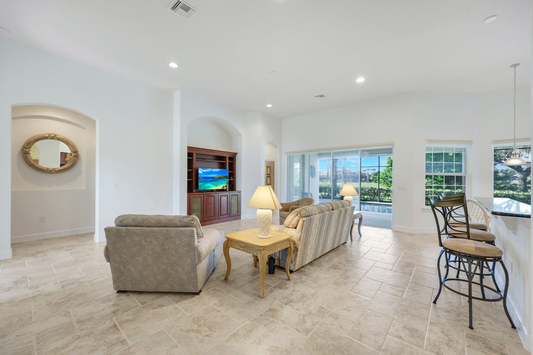 12118 Wicklow Ln, Naples, FL 34120