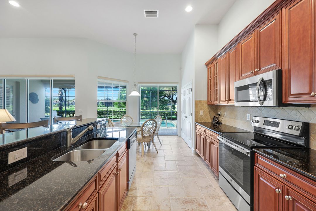 12118 Wicklow Ln, Naples, FL 34120