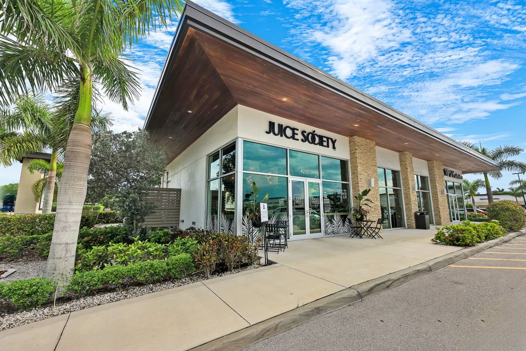 4233 Tamiami Trl N, Naples, FL 34103