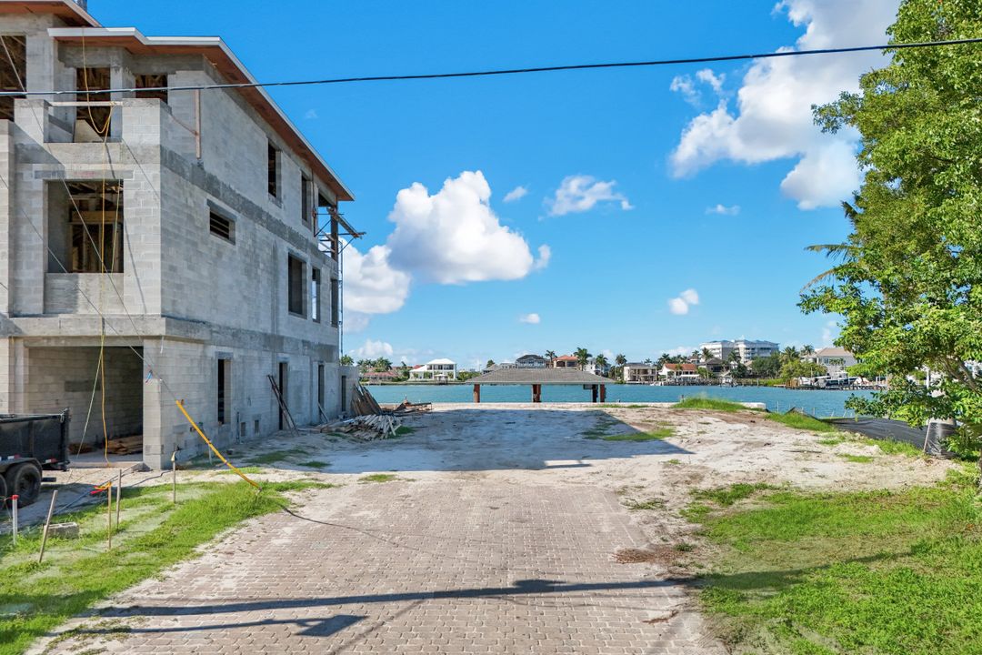 150 Tahiti Cir, Naples, FL 34113