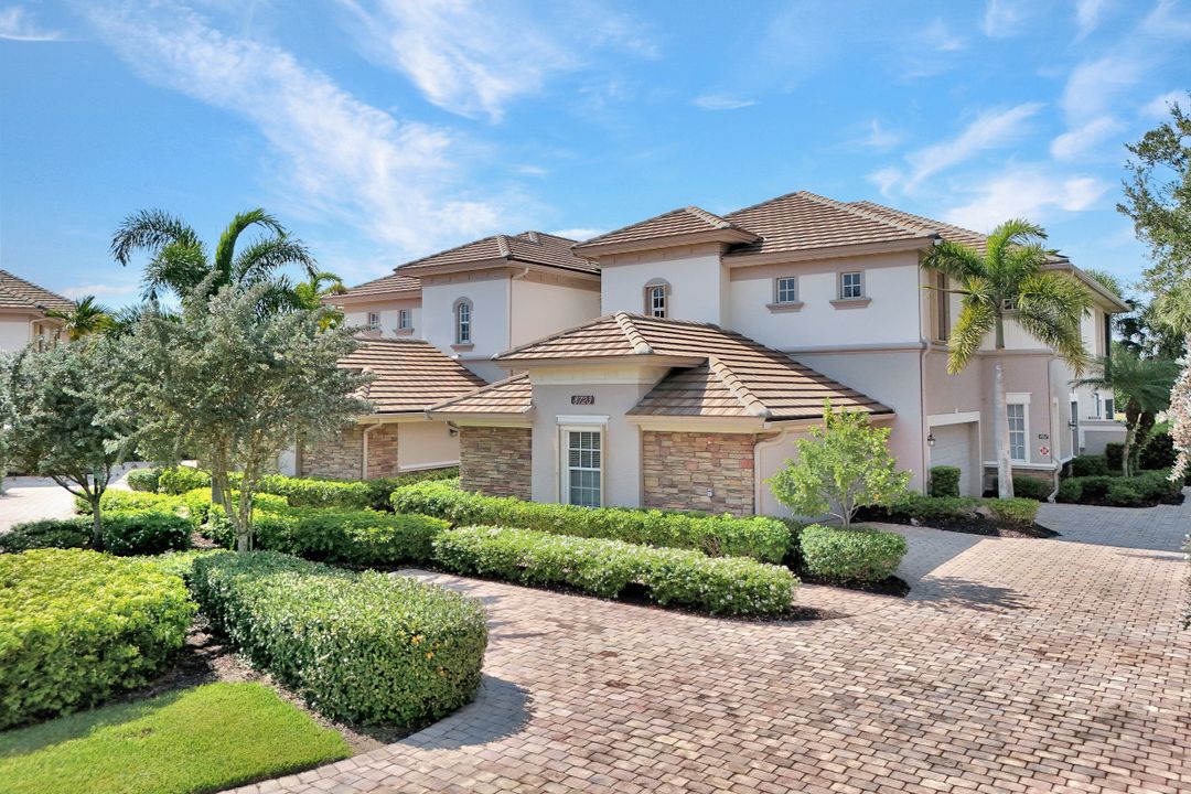 8723 Coastline Ct #202, Naples, FL 34120