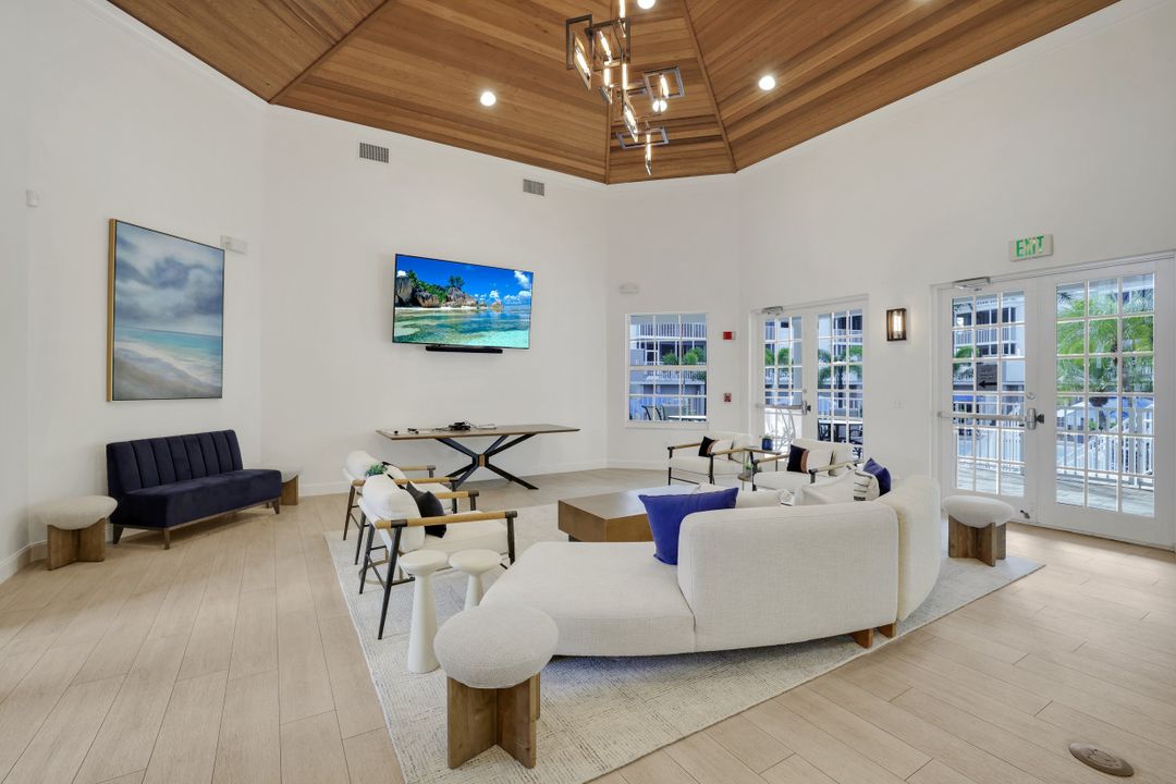 460 Launch Cir #202, Naples, FL 34108
