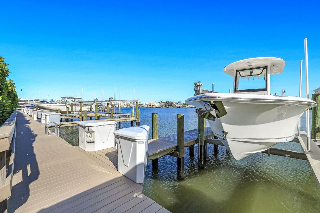 460 Launch Cir #202, Naples, FL 34108