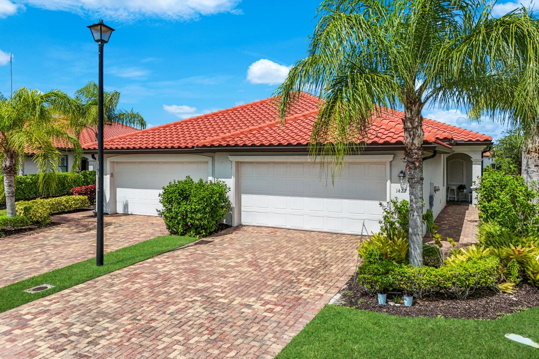 1427 Oceania Dr, Naples, FL 34113