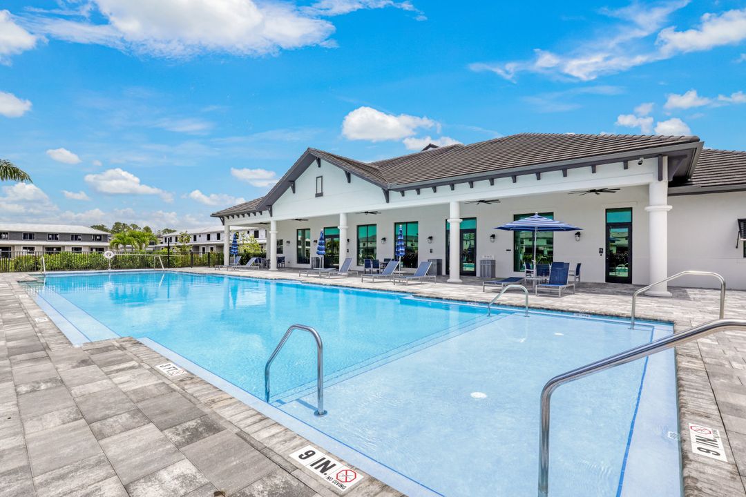 7348 Rockefeller Dr, Naples, FL 34119