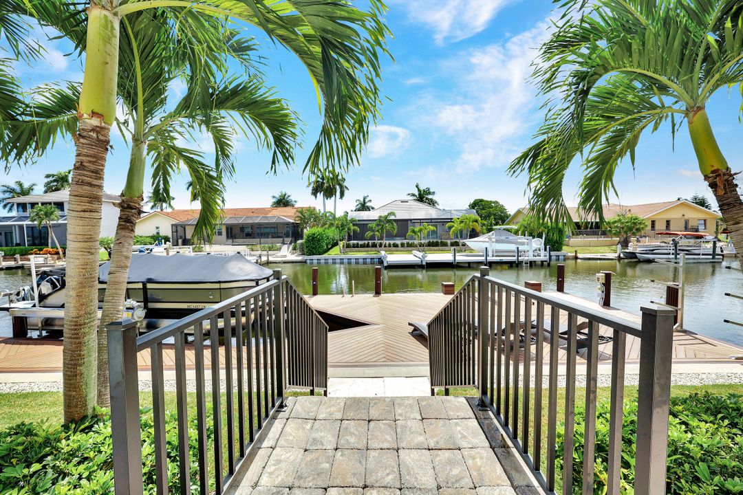 172 Hollyhock Ct, Marco Island, FL 34145