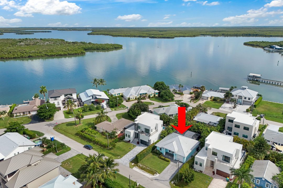 109 W Hilo St, Naples, FL 34113
