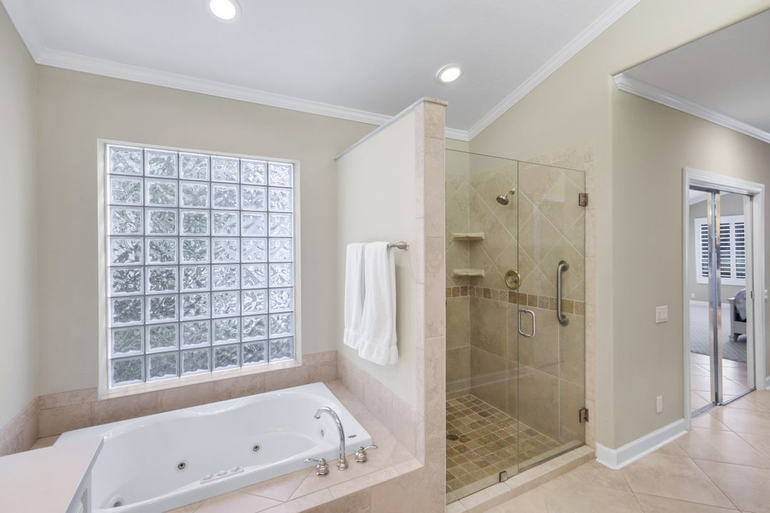 5076 Kensington High St, Naples, FL 34105