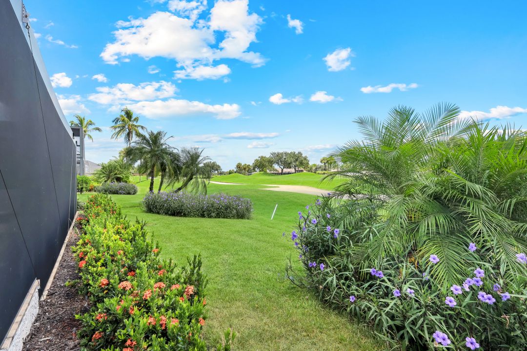 5076 Kensington High St, Naples, FL 34105