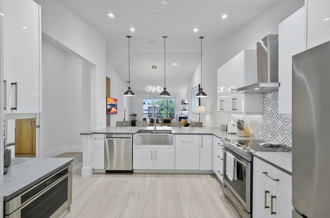 1540 Blue Point Ave #201, Naples, FL 34102