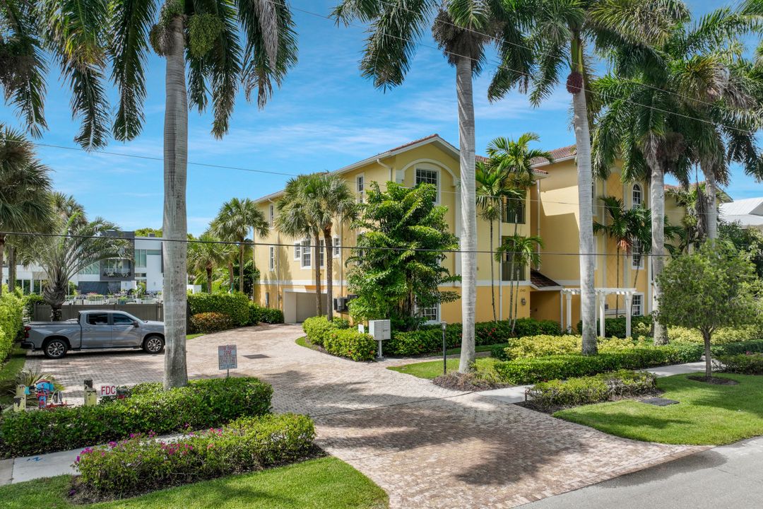 1540 Blue Point Ave #201, Naples, FL 34102
